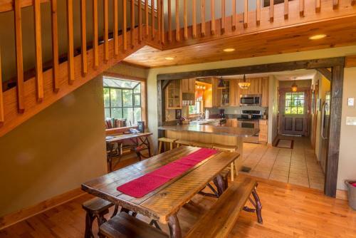 Antlers Lodge - Mountain Views, Hot Tub, Fire Pit, Ping Pong Table