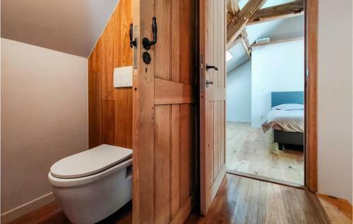 Nice Home In Knesselare With 6 Bedrooms