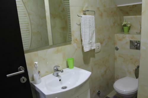Apartamento 2br Airport Accommodation Near E75 With Free Private Parking