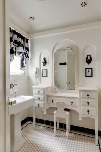 Visit The Beach From A Historic Downtown Apartment - Nrp21-00092