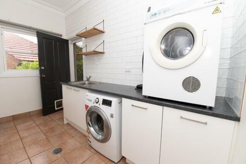Benview Cottage, 3 Large Living Areas, Sleeps 8, Cbd
