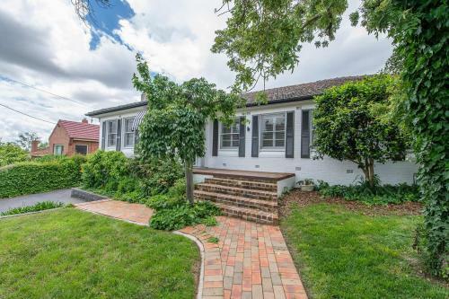 Benview Cottage, 3 Large Living Areas, Sleeps 8, Cbd