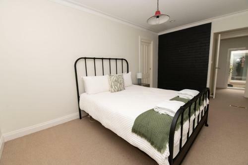 Benview Cottage, 3 Large Living Areas, Sleeps 8, Cbd
