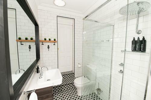 Benview Cottage, 3 Large Living Areas, Sleeps 8, Cbd