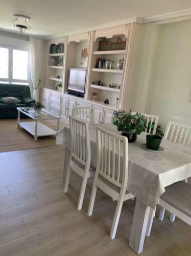 Chalet En Urbanizaci�n Con Piscina