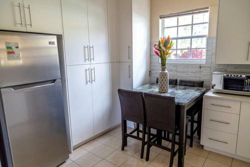 Attractive 4 Br House, 3 Min Walk To Reduit Beach