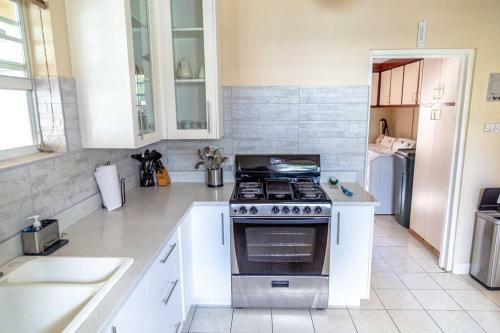 Attractive 4 Br House, 3 Min Walk To Reduit Beach