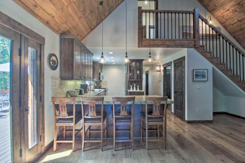 Spacious Pinetop Cabin With Deck, Grill And Yard!