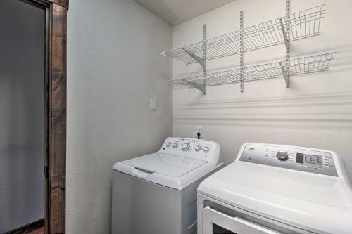 Spacious Pinetop Cabin With Deck, Grill And Yard!