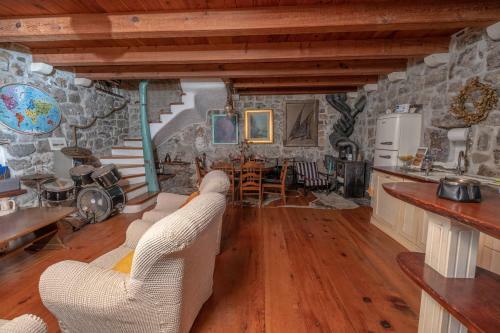 Authentic Boka House With Artistic Soul