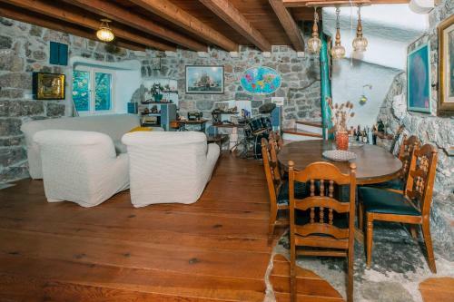 Authentic Boka House With Artistic Soul