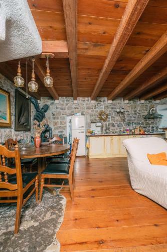Authentic Boka House With Artistic Soul