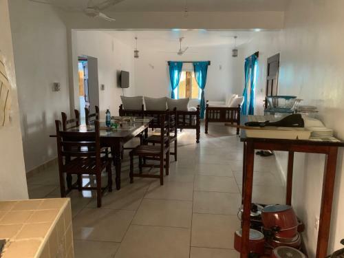 Apartamento Breezy African Inspired Two Bedroom Flat.