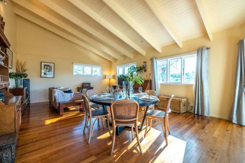 Okahu House - Surfdale Holiday Home