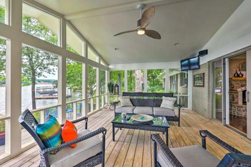 Exquisite Waterfront Escape On Lake Hamilton!