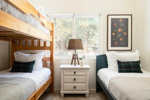 Hartwood By Avantstay Cozy Big Bear Abode W Spacious Deck & Stone Fireplace