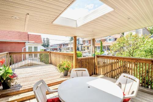Bright 3br Townhouse In York W Private Deck & Parking