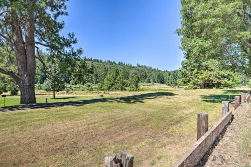 Spacious Golf Course Cabin With Pond Fishing!