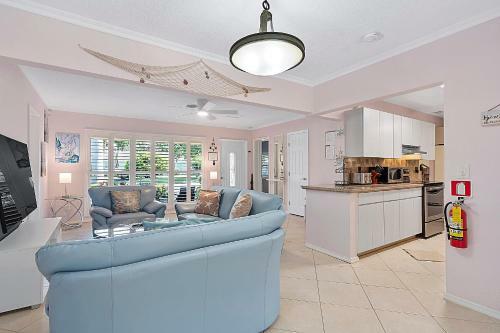 Renovated Quiet All King Bed Suites