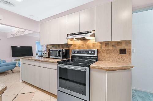 Renovated Quiet All King Bed Suites