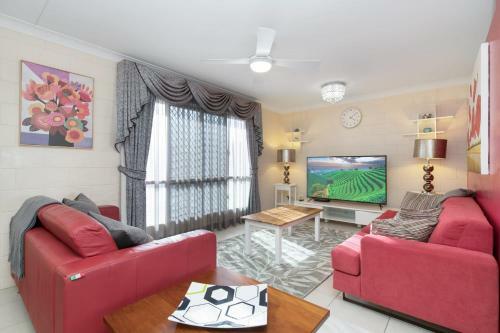 Lovely 3br Holiday Home With Pool