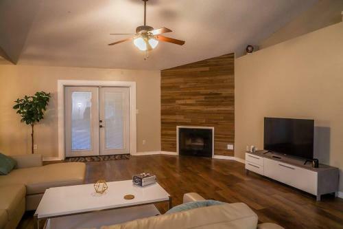Pool House, Short Drive To Beach, Grill, Smart Tv