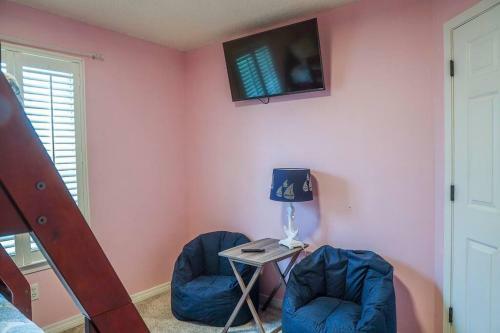 Pool House, Short Drive To Beach, Grill, Smart Tv
