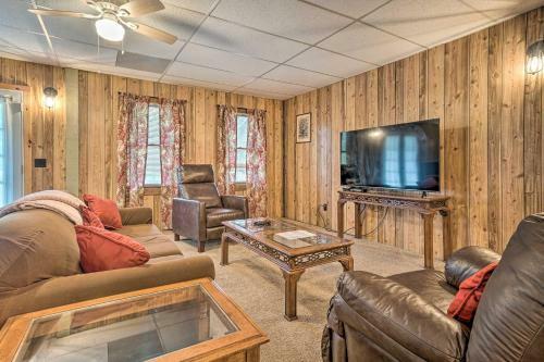 Dog-friendly Trinity Oaks Escape With Hot Tub