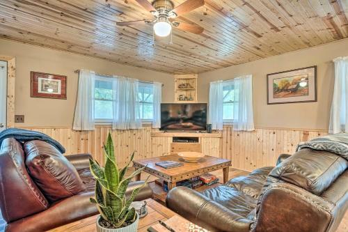 Dog-friendly Trinity Oaks Escape With Hot Tub