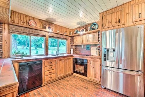 Serene Misty Vale Home With Game Room, Grill!