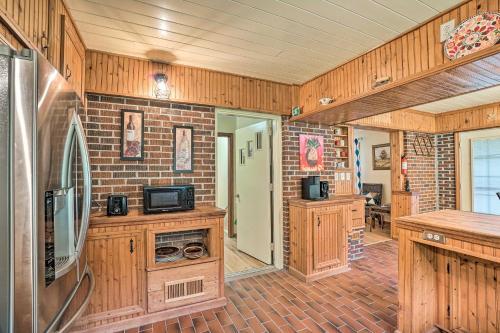 Serene Misty Vale Home With Game Room, Grill!