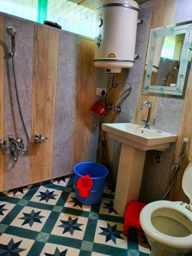 Exotic Young Shreen Houseboat