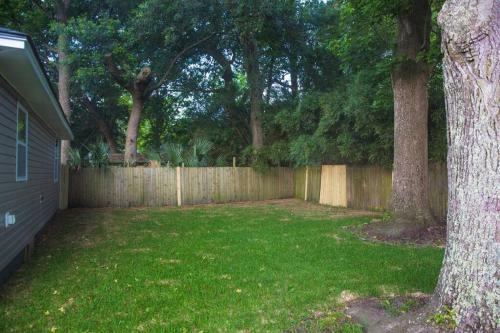 Forsyth Park 2 Miles Away Contemporary Retreat!