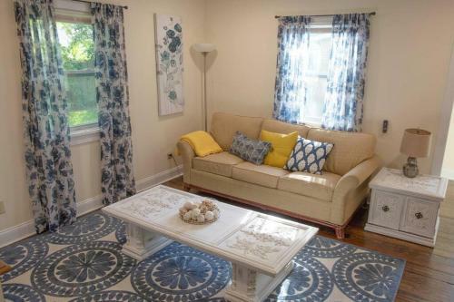 Forsyth Park 2 Miles Away Contemporary Retreat!
