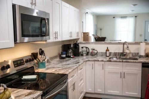 Forsyth Park 2 Miles Away Contemporary Retreat!