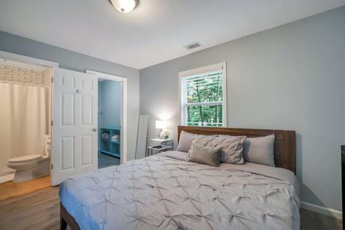 New Cheerful Renovated Home - 5 Min To Downtown!