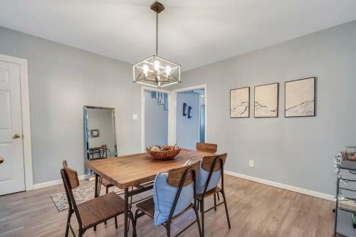New Cheerful Renovated Home - 5 Min To Downtown!