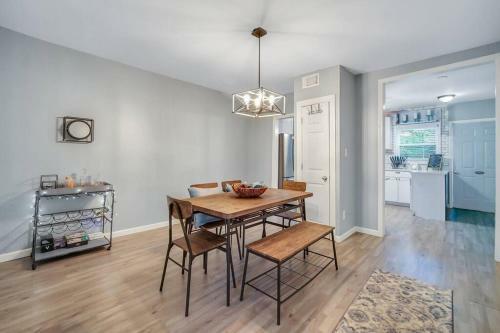 New Cheerful Renovated Home - 5 Min To Downtown!