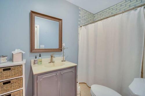 New Cheerful Renovated Home - 5 Min To Downtown!