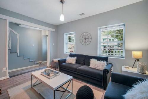 New Cheerful Renovated Home - 5 Min To Downtown!