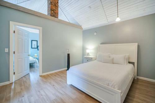 New Cheerful Renovated Home - 5 Min To Downtown!