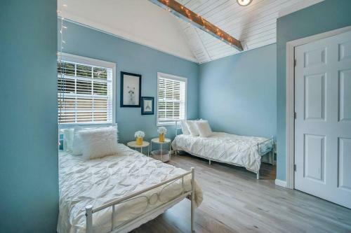 New Cheerful Renovated Home - 5 Min To Downtown!