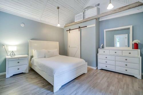 New Cheerful Renovated Home - 5 Min To Downtown!