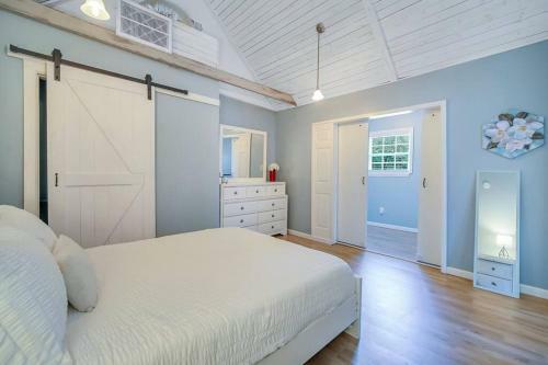 New Cheerful Renovated Home - 5 Min To Downtown!