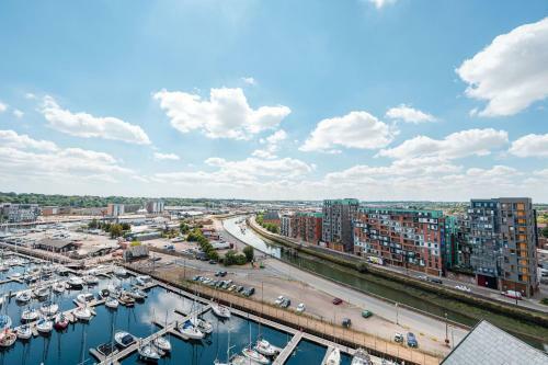 Stunning Quay-side Apartment With Marina Views