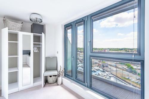 Stunning Quay-side Apartment With Marina Views