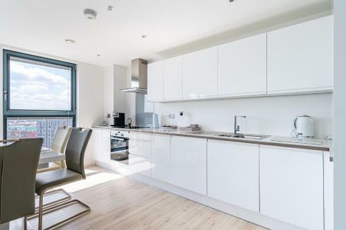 Stunning Quay-side Apartment With Marina Views