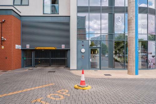 Stunning Quay-side Apartment With Marina Views