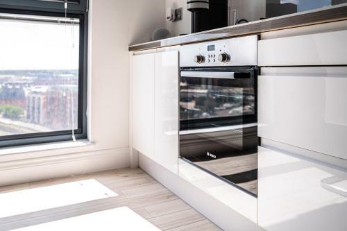 Stunning Quay-side Apartment With Marina Views