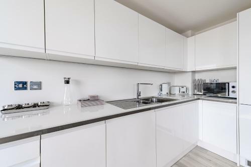 Stunning Quay-side Apartment With Marina Views